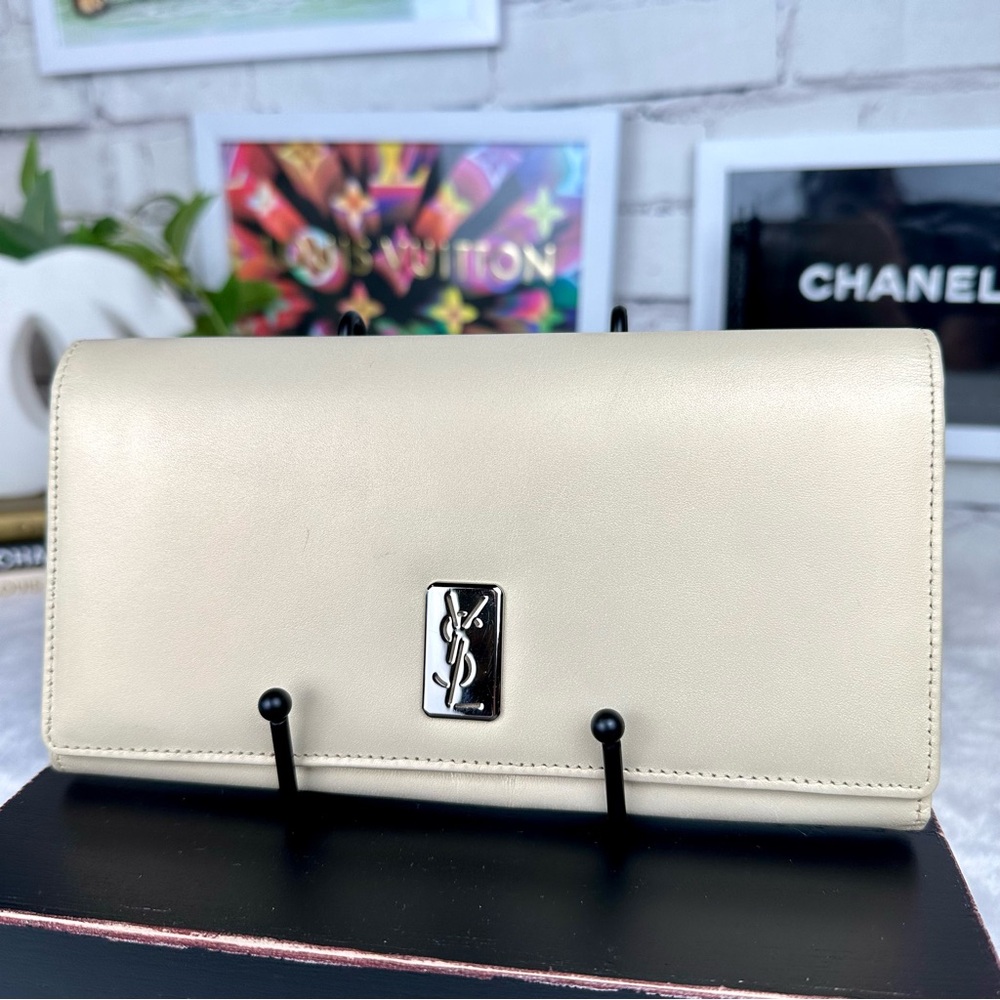 YSL Yves Saint Laurent Cream leather long wallet
VINTAGE but rarely used. NICE!